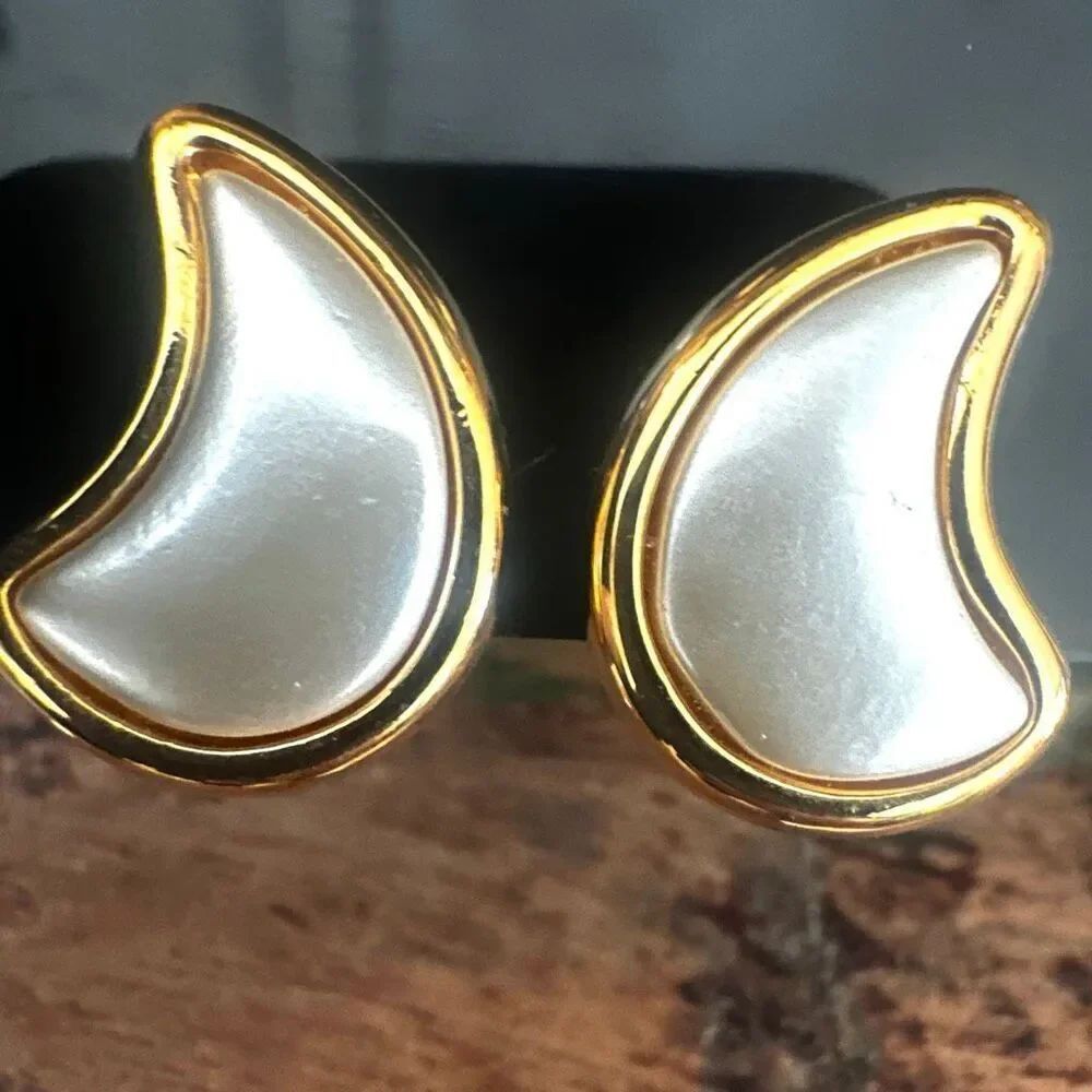 Napier  vintage Gold-Tone Modernist Faux Pearl Clip Earrings